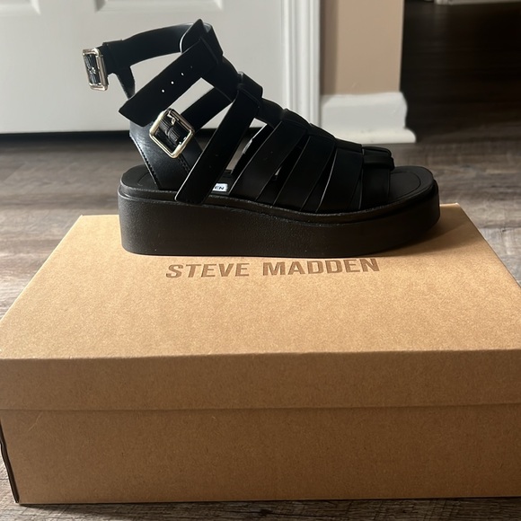 Steve Madden Buzzing Platform Sandals, Size 7 in Black - Picture 4 of 4
